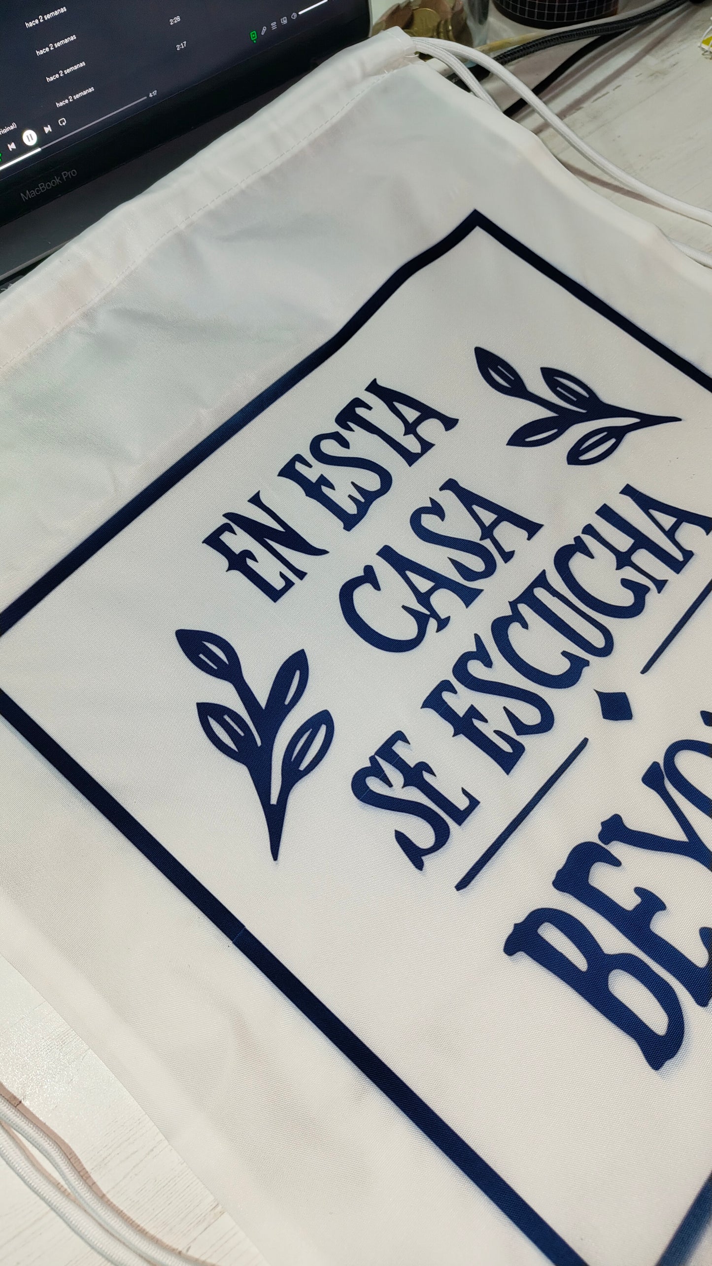 MOCHILA "EN ESTA CASA SE ESCUCHA..."