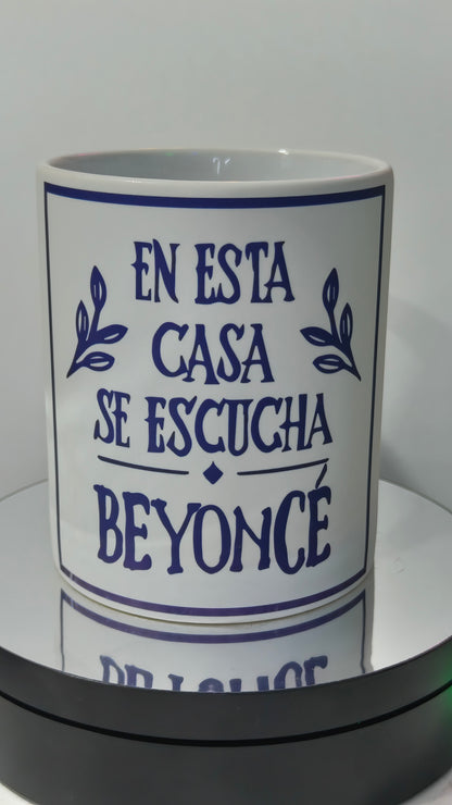 TAZA "EN ESTA CASA SE ESCUCHA..."
